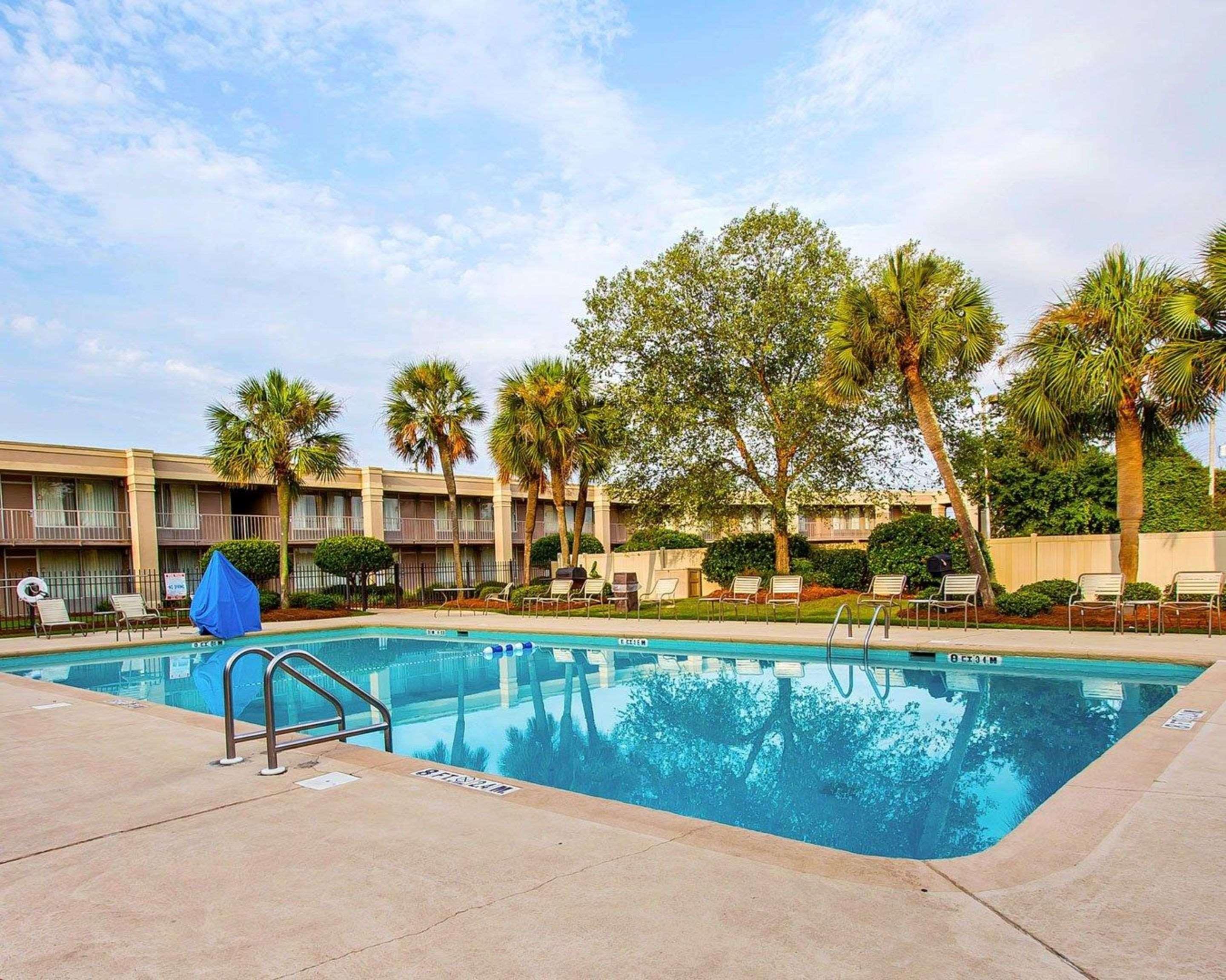 Clarion Inn & Suites Dothan South Exterior foto